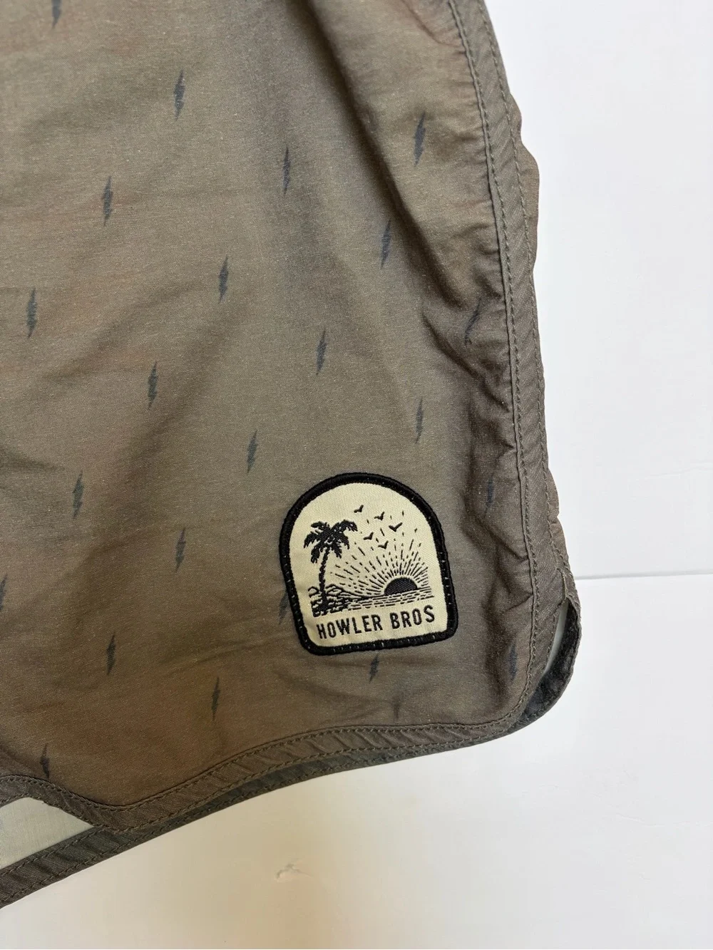 Howler Brothers Bruja Stretch Board Shorts Mens 32 Gray Lightning Print